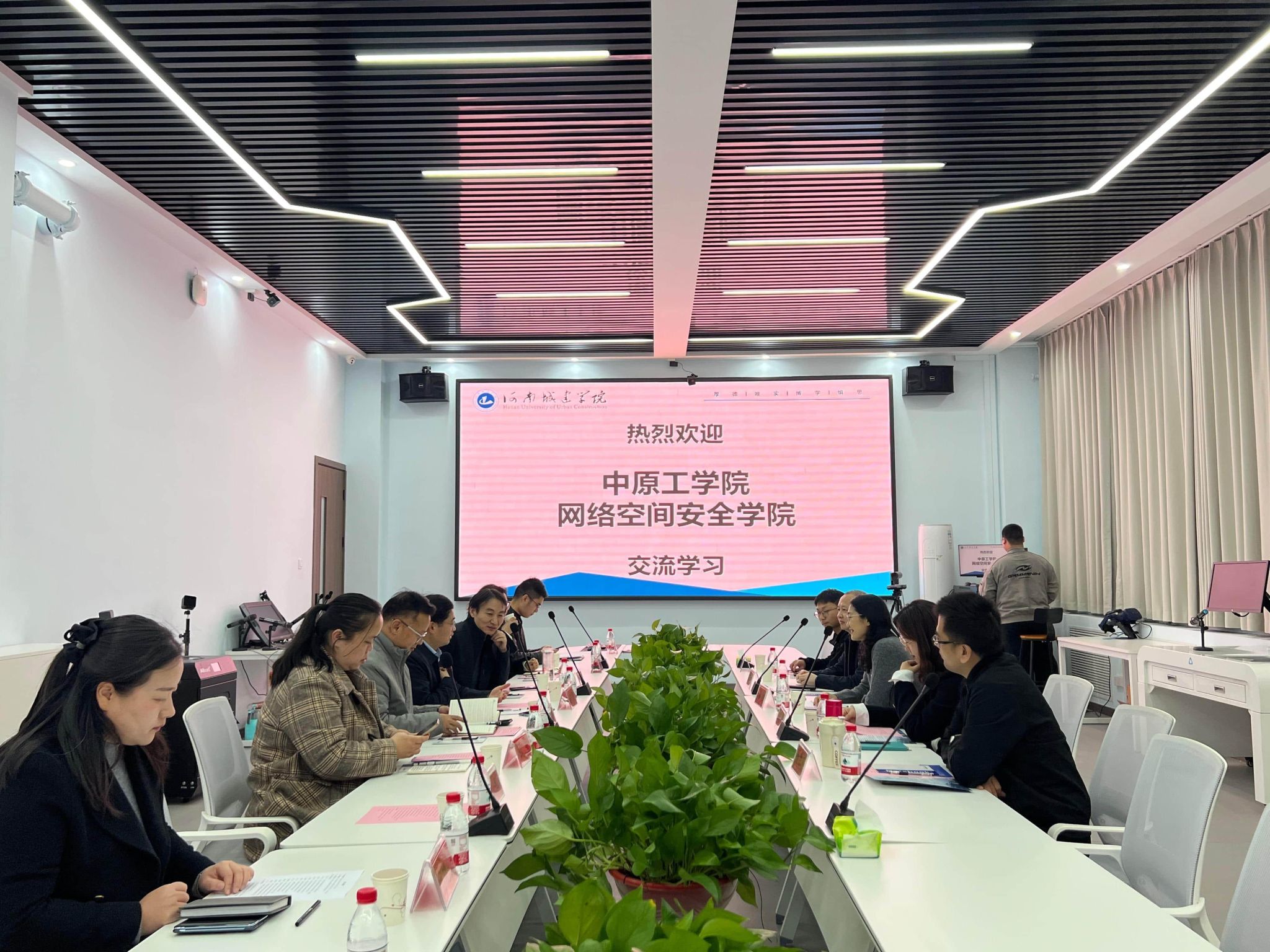 Betway必威西汉姆联赴河南城建学院开展交流与招生宣讲活动